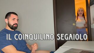 Sorprendo il mio coinquilino a masturbarsi e decido di scoparmelo (DIALOGHI IN ITALIANO)