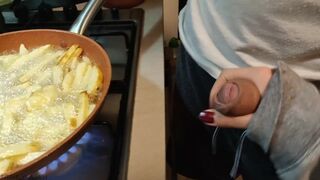 Handjob by cute girlfriend while cooking fries(full vid on my 0nlyfans/ManyVids)